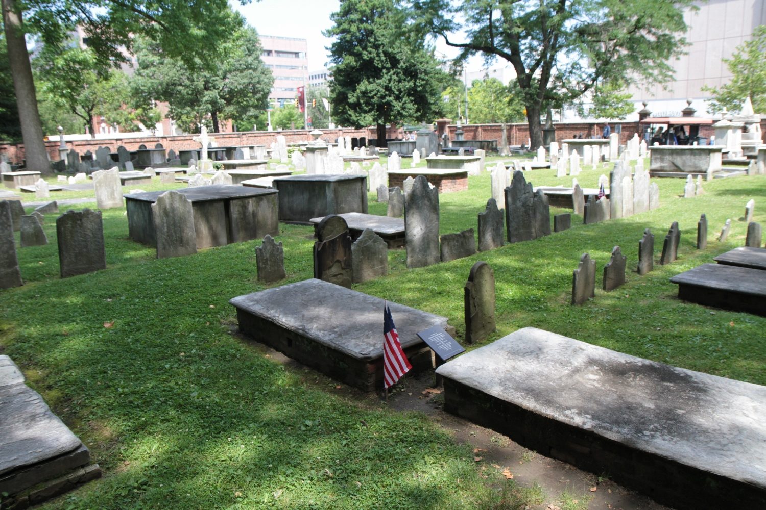 Thomas Bond's tomb, Christ Church Cemetery, Philadelphia - 01.jpg